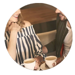 couple buvant du café dans un restaurant