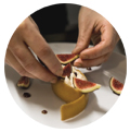 Mains d’un chef cuisiner coupant des figues. promouvoir restaurant instagram