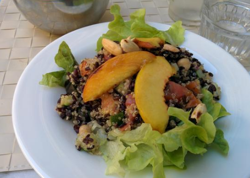 Iens Iens Gasten aantrekken door vegetarische gerechten aan te bieden - Quinoa met groenten, zwarte rijst en perziken. Restaurant Quinoa. Florence, Italië.
