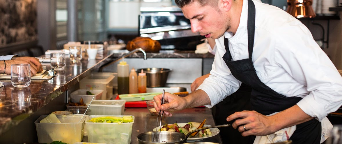 Descubra como atrair mais clientes com uma cozinha aberta