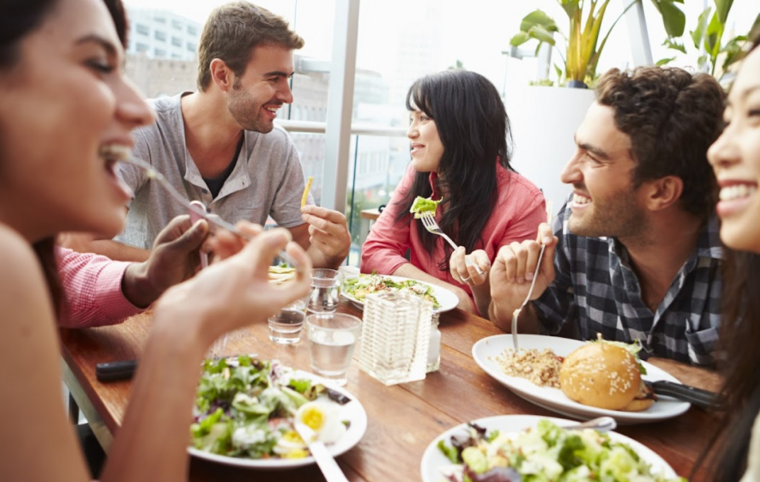 Des personnes souriantes en train de manger