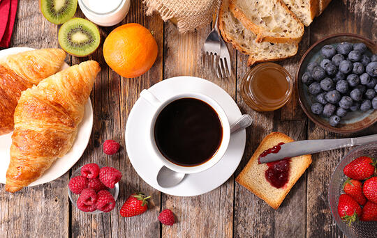 Croissants, Tasse Kaffee, Früchte, Frühstücksrestaurant