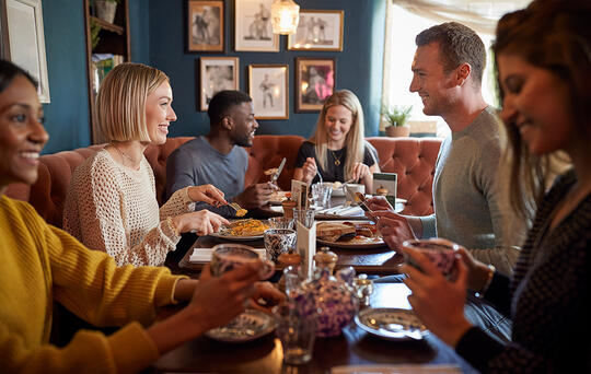 mesas llenas restaurante - aumentar reservas restaurante temporada baja