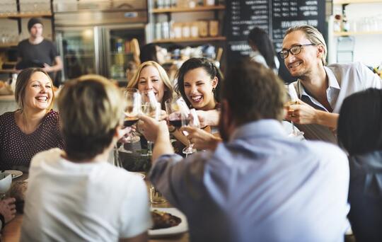 mesa de inauguración de restaurante con clientes