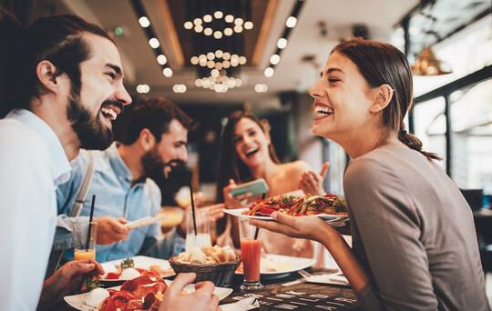 Hombre y mujer comiendo