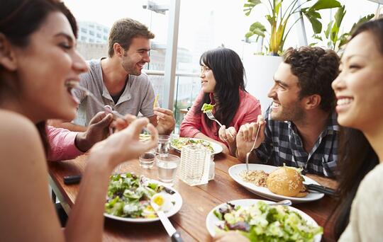 Personas comiendo fuera