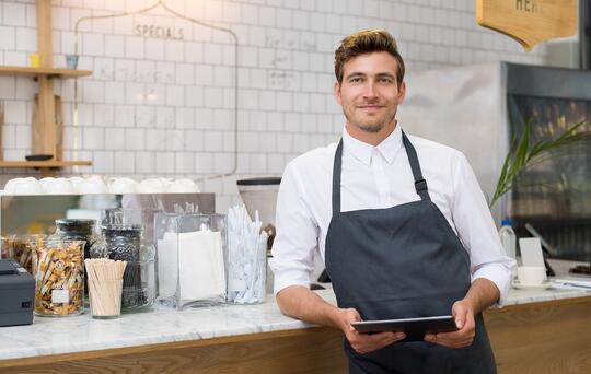 Restaurantbesitzer mit iPad