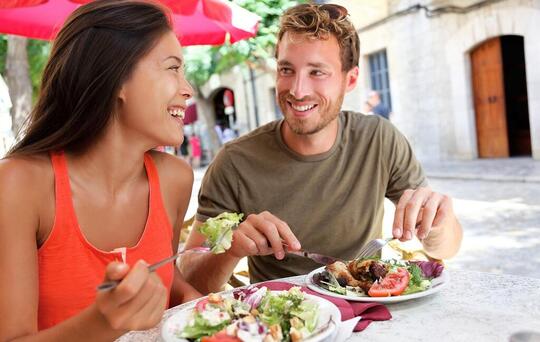 Gäste, die auf der Terrasse essen