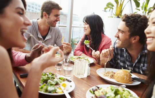 Des personnes souriantes en train de manger