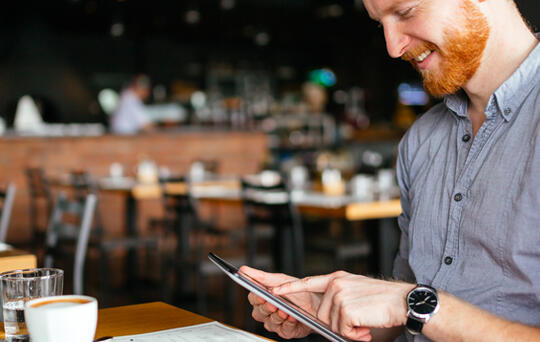 gerente de restaurante sacando cuentas. beneficios restaurante