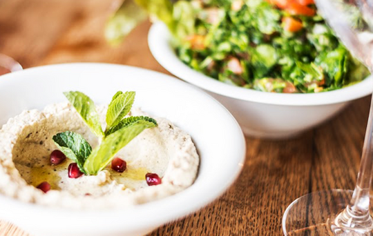 ElTenedor - Atraer clientes con platos vegetarianos en el restaurante. Plato de hummus y verduras