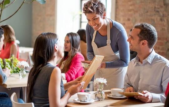 serveuse-souriante-restaurant