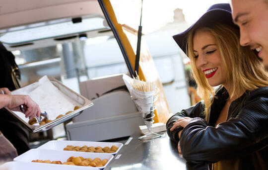 ElTenedor - Pareja comiendo en un food truck - aumentar las ventas del restaurante