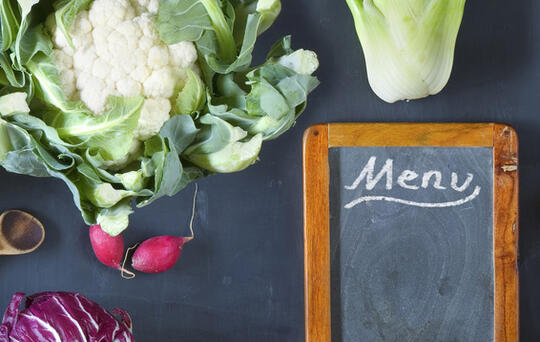 ElTenedor - imagen de vegetales y tabla de menú diario