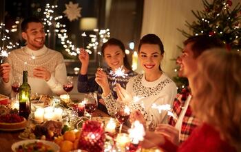les personnes qui sortent au restaurant