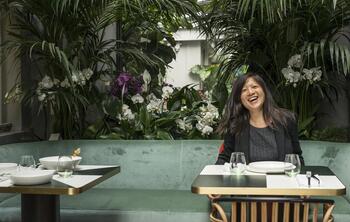 Lächelnde Frau an einem Restauranttisch