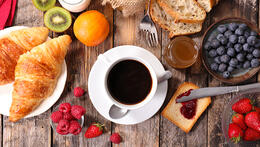 croissants, café, frutas, café da manhã de restaurante