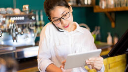 serveerster kijkt op tablet - krijg meer restaurantreserveringen