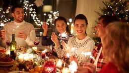 les personnes qui sortent au restaurant