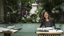 Mulheres a sorrir sentadas num restaurante
