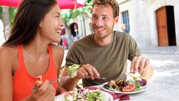 Pessoas a comer no terraço
