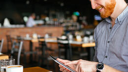 gerente de restaurante sacando cuentas. beneficios restaurante
