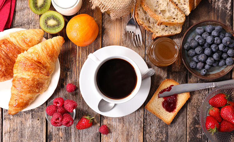 cruasanes, frutas, taza de café, aumentar las ventas desayuno, restaurante