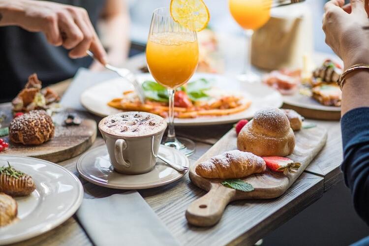 Que pratos servir no brunch do seu restaurante