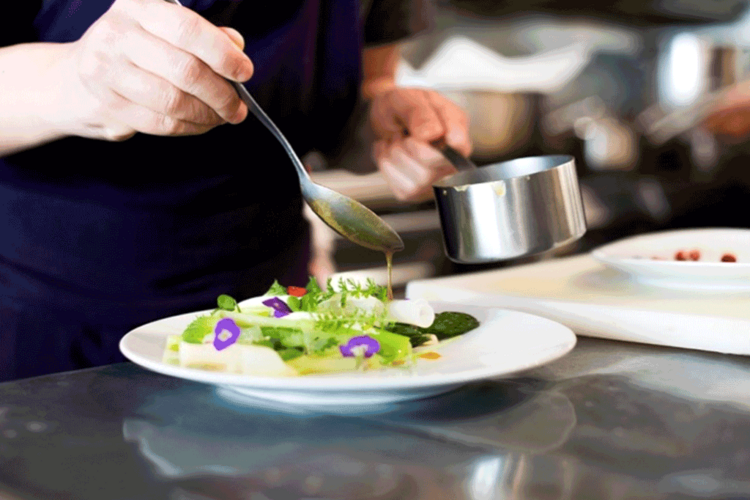 chef-cocinando-verduras-salsa