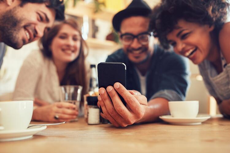 Menschen schauen auf ein Telefon