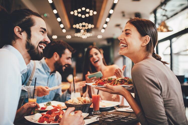 Mann und Frau essen im Restaurant