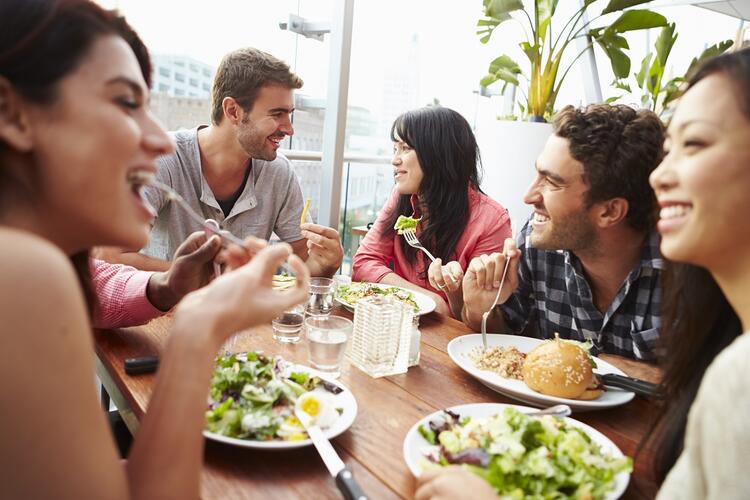 Personas comiendo fuera