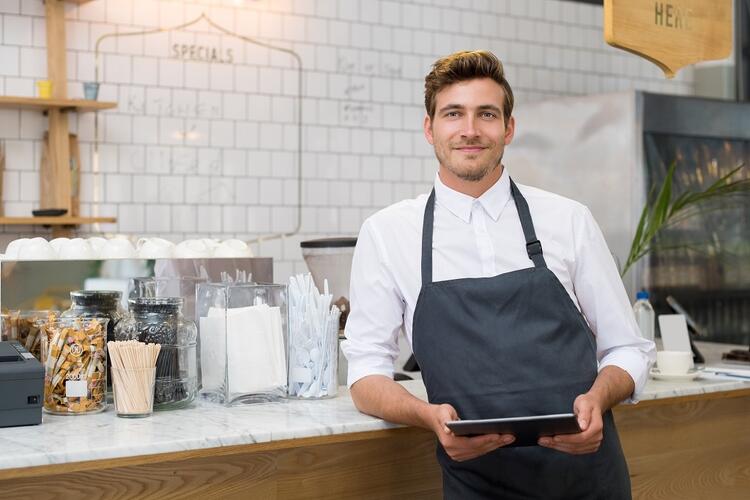 Propietario de restaurante con iPad