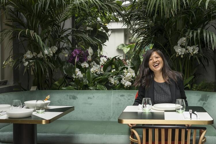 Mulheres a sorrir sentadas num restaurante