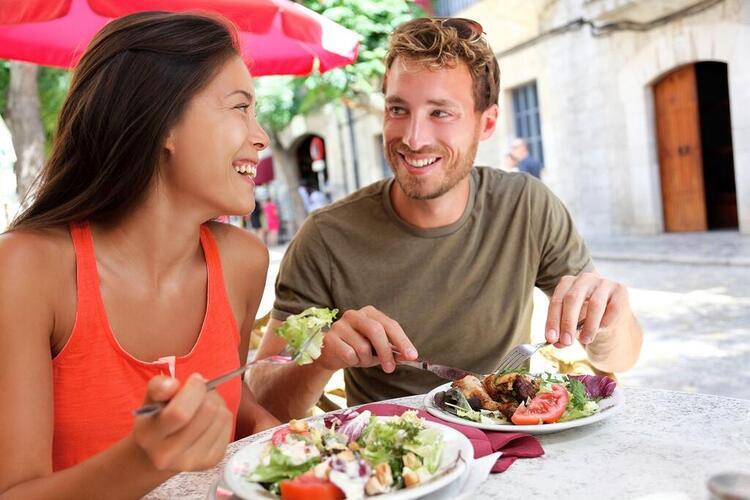 Gäste, die auf der Terrasse essen