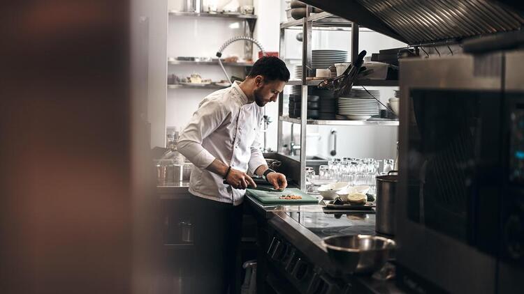 Uno chef intento a cucinare