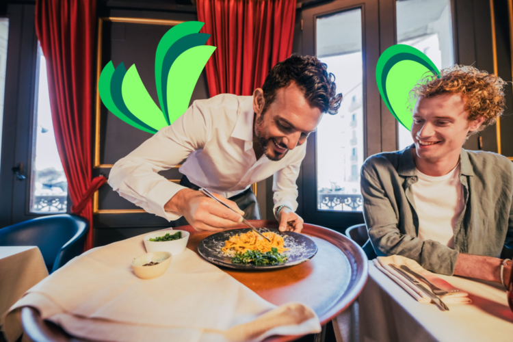 Un client dans un restaurant avec un serveur qui râpe du parmesan sur son assiette