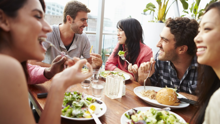 Des personnes souriantes en train de manger