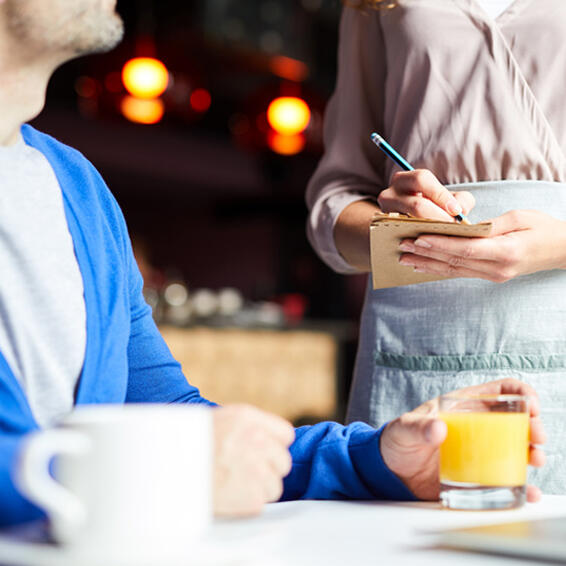 client mystère restaurant man ordering food to a waiter