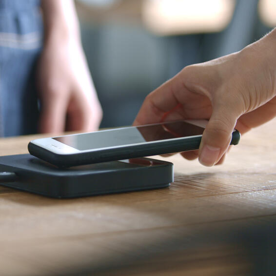 cliente pagando con móvil futuro restaurantes