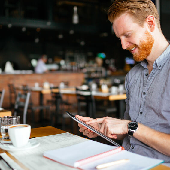 gerente de restaurante sacando cuentas. beneficios restaurante