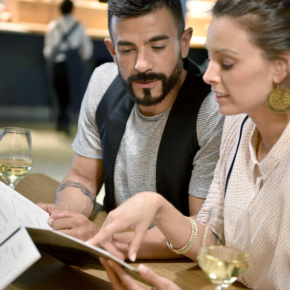 ElTenedor - marketing para restaurantes trucos para optimizar el menú - pareja mirando la carta