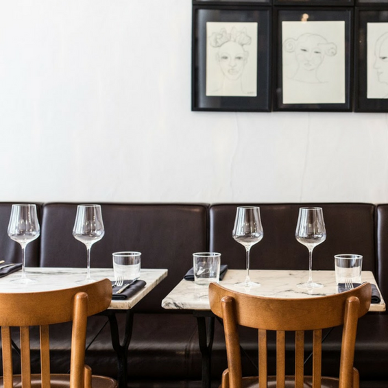 deux tables dressées dans un restaurant