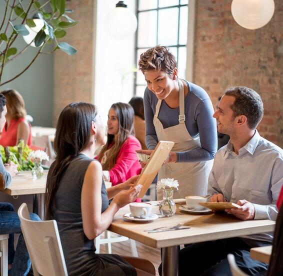 serveuse-souriante-restaurant