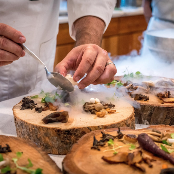 gerecht-op-houten-plank