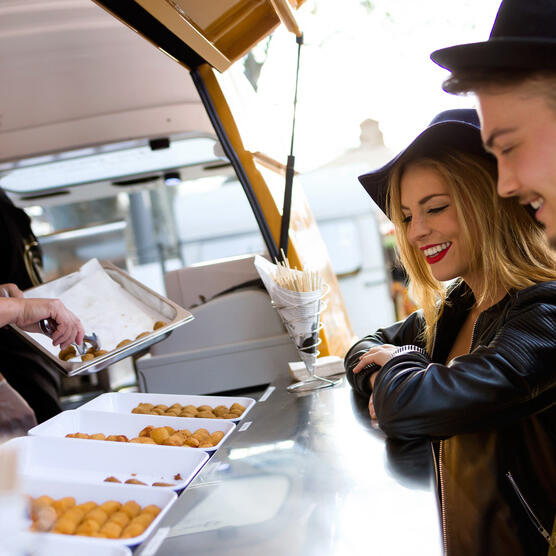 ElTenedor - Pareja comiendo en un food truck - aumentar las ventas del restaurante