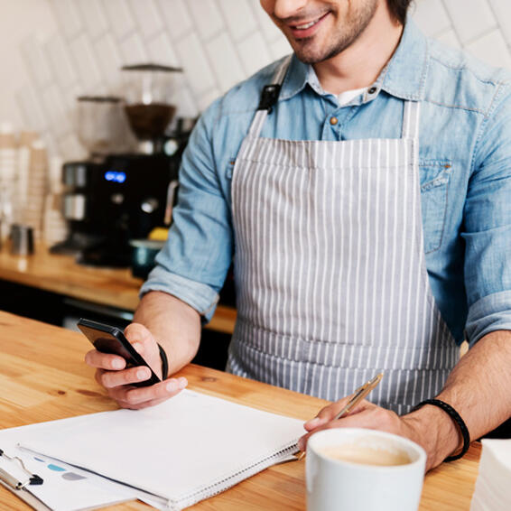 ElTenedor - gestión de restaurantes - dueño de restaurante sacando cuentas