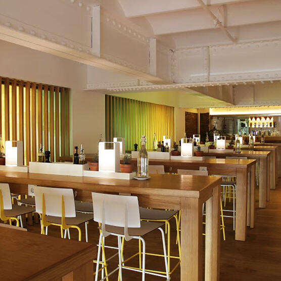 Cómo montar un restaurante según las últimas tendencias en diseño. Mesas largas, proximidad, materiales orgánicos, espacios abiertos