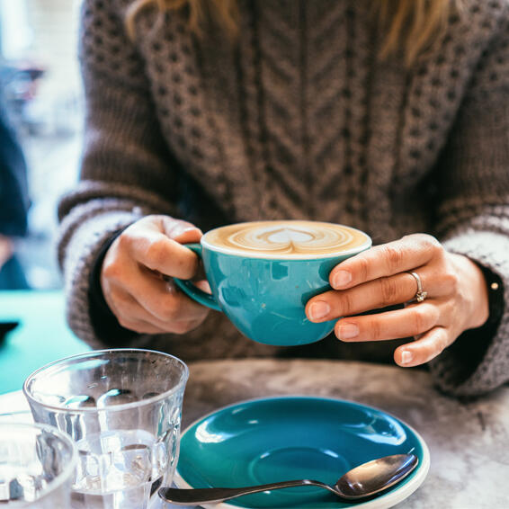 femme avec une tasse de café